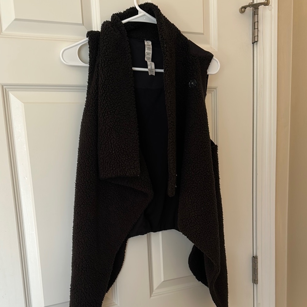 Women's Black Sleeveless Fleece Alo Vest